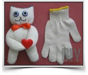 Делаем своими руками кота из старой перчатки